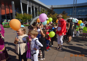 Dzieci trzymające balony oraz nauczycielki.
